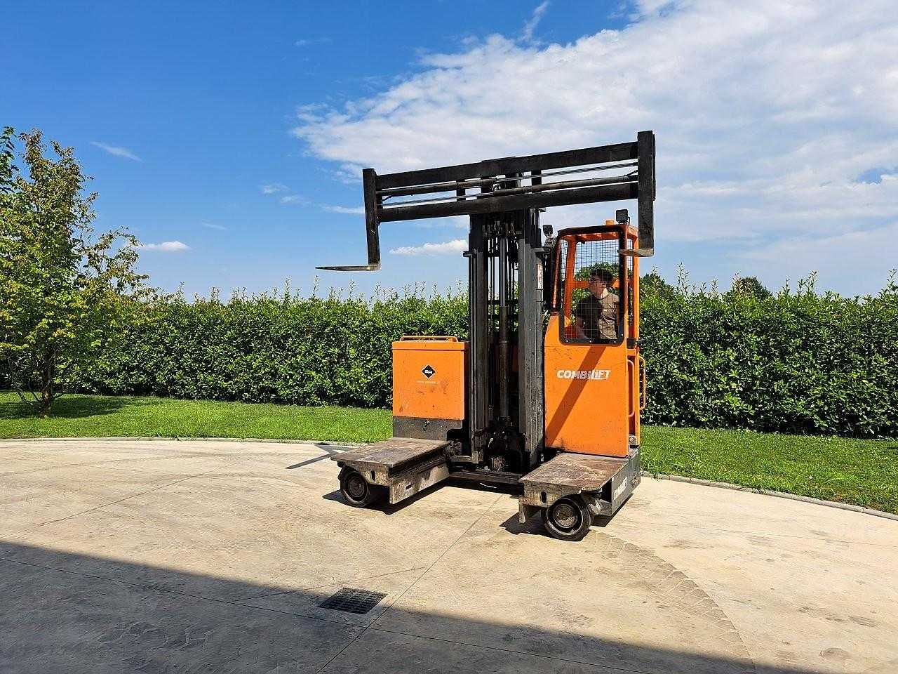 Used Forklift Combilift C2500STE Keturių krypčių krautuvas (Image 4) Used Forklift Combilift C2500STE Keturių krypčių krautuvas (Image 4)
