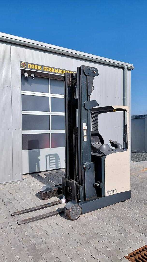 Used Forklift Crown ESR4500 Krautuvas su stumiamu stiebu (Image 3) Used Forklift Crown ESR4500 Krautuvas su stumiamu stiebu (Image 3)