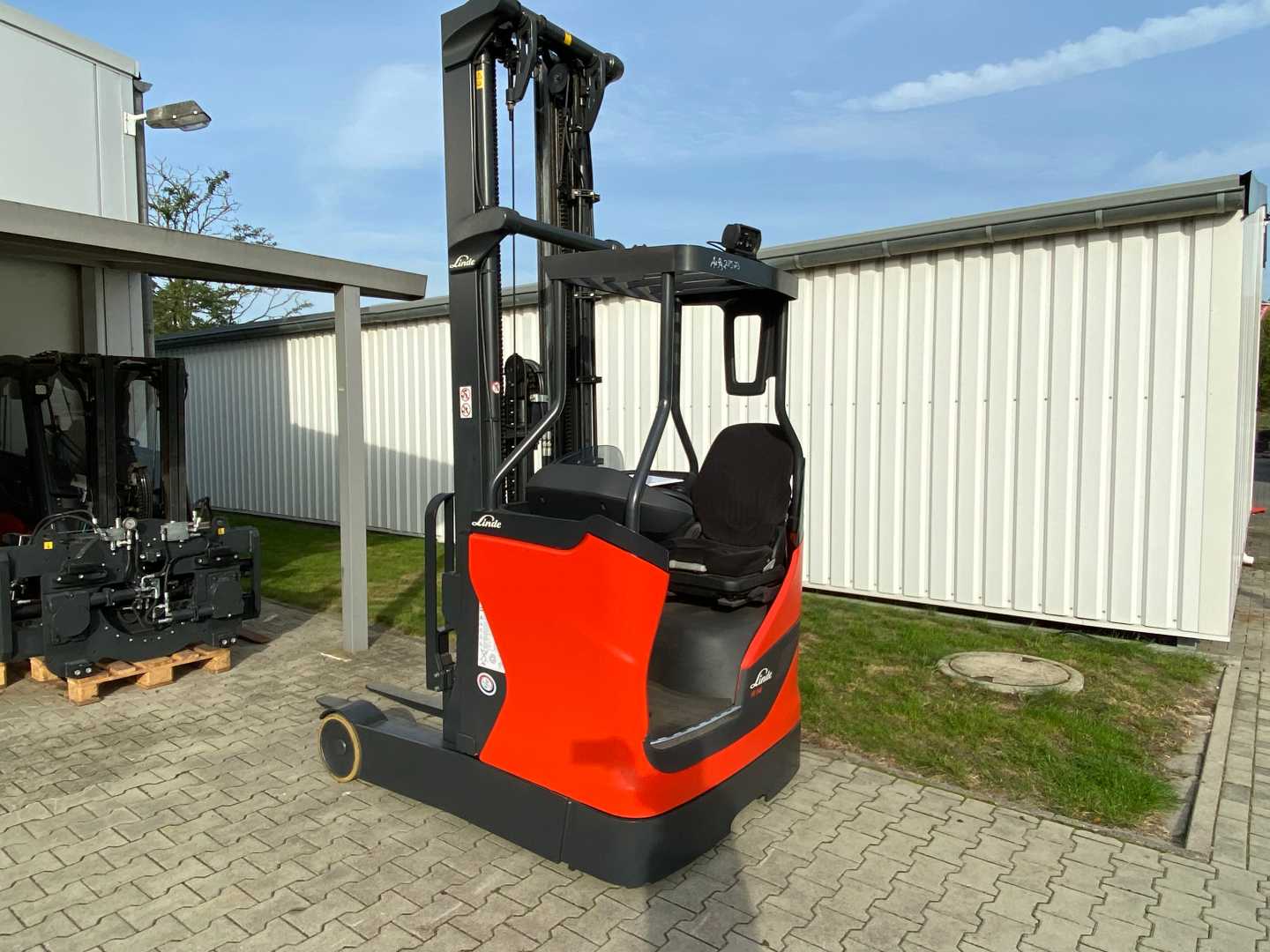 Used Forklift Linde R14B-01 Drive In Krautuvas su stumiamu stiebu (Image 5) Used Forklift Linde R14B-01 Drive In Krautuvas su stumiamu stiebu (Image 5)