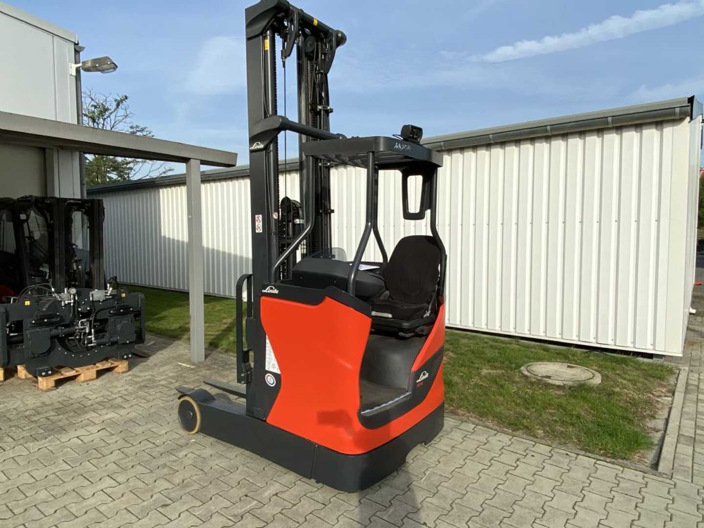 Used Forklift Linde R14B-01 Drive In Krautuvas su stumiamu stiebu (Image 3) Used Forklift Linde R14B-01 Drive In Krautuvas su stumiamu stiebu (Image 3)