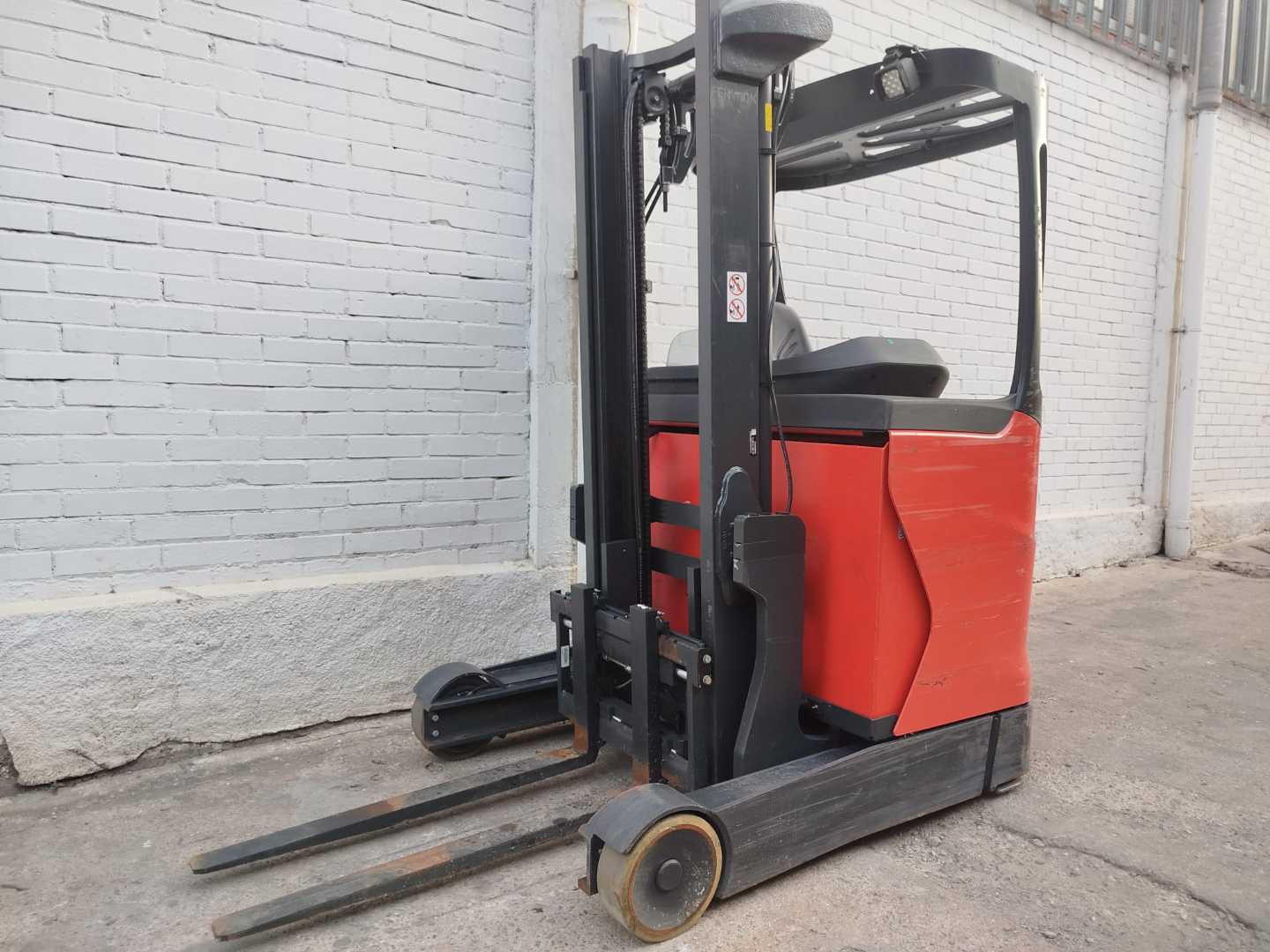 Used Forklift Linde R10B Krautuvas su stumiamu stiebu (Image 3) Used Forklift Linde R10B Krautuvas su stumiamu stiebu (Image 3)