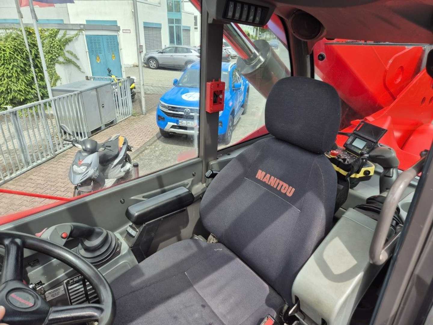 Used Forklift Manitou MRT 2150 Privilege Tüv S2 Krautuvas su teleskopine svirtimi (Image 6) Used Forklift Manitou MRT 2150 Privilege Tüv S2 Krautuvas su teleskopine svirtimi (Image 6)