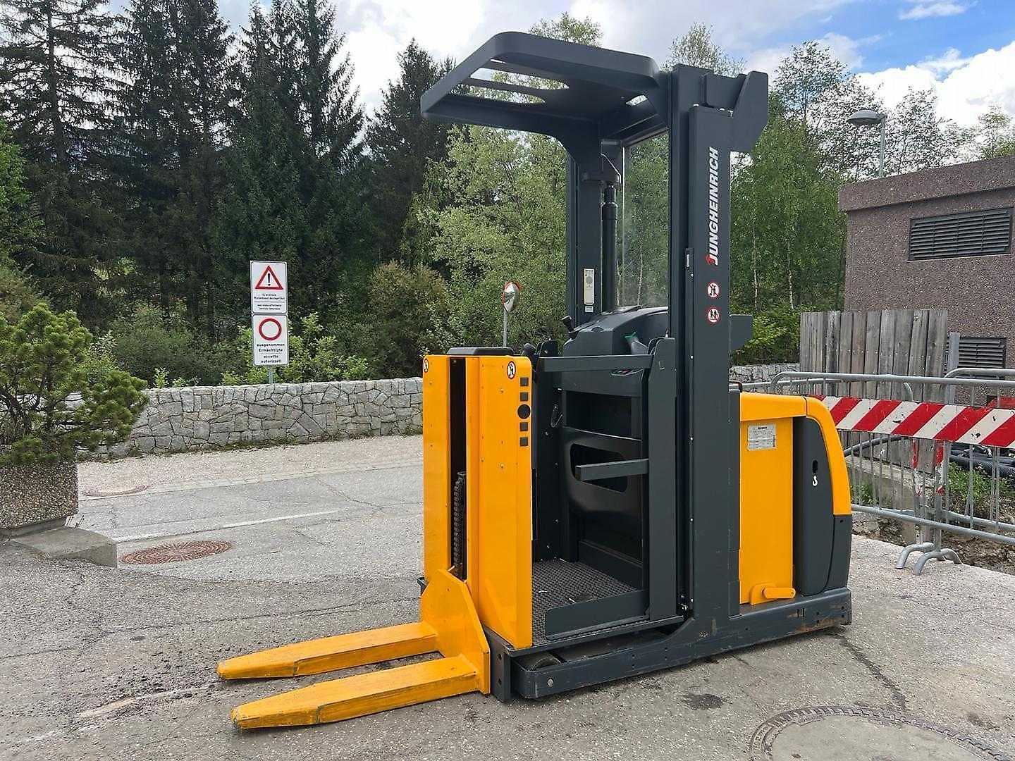 Used Forklift Jungheinrich EKS 110 - 280ZZ Vidutinio kėlimo krautuvas (2,5–6 m) (Image 4) Used Forklift Jungheinrich EKS 110 - 280ZZ Vidutinio kėlimo krautuvas (2,5–6 m) (Image 4)