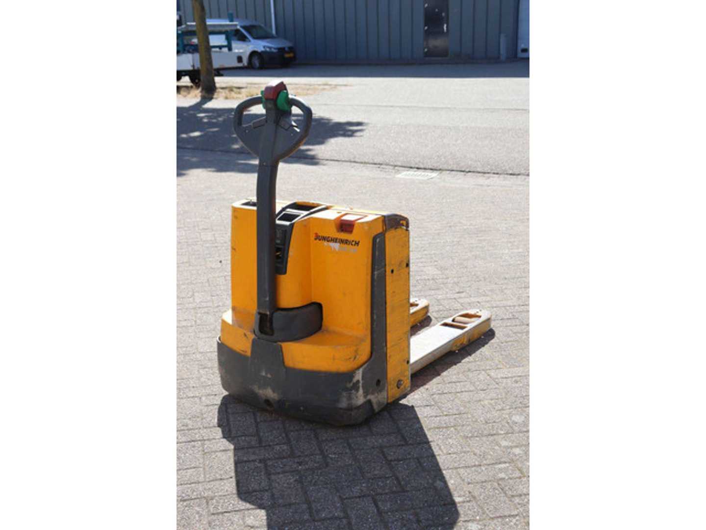 Used Forklift Jungheinrich EJE 116 Žemas vežimėlis (pusiau elektrinis) (Image 6) Used Forklift Jungheinrich EJE 116 Žemas vežimėlis (pusiau elektrinis) (Image 6)