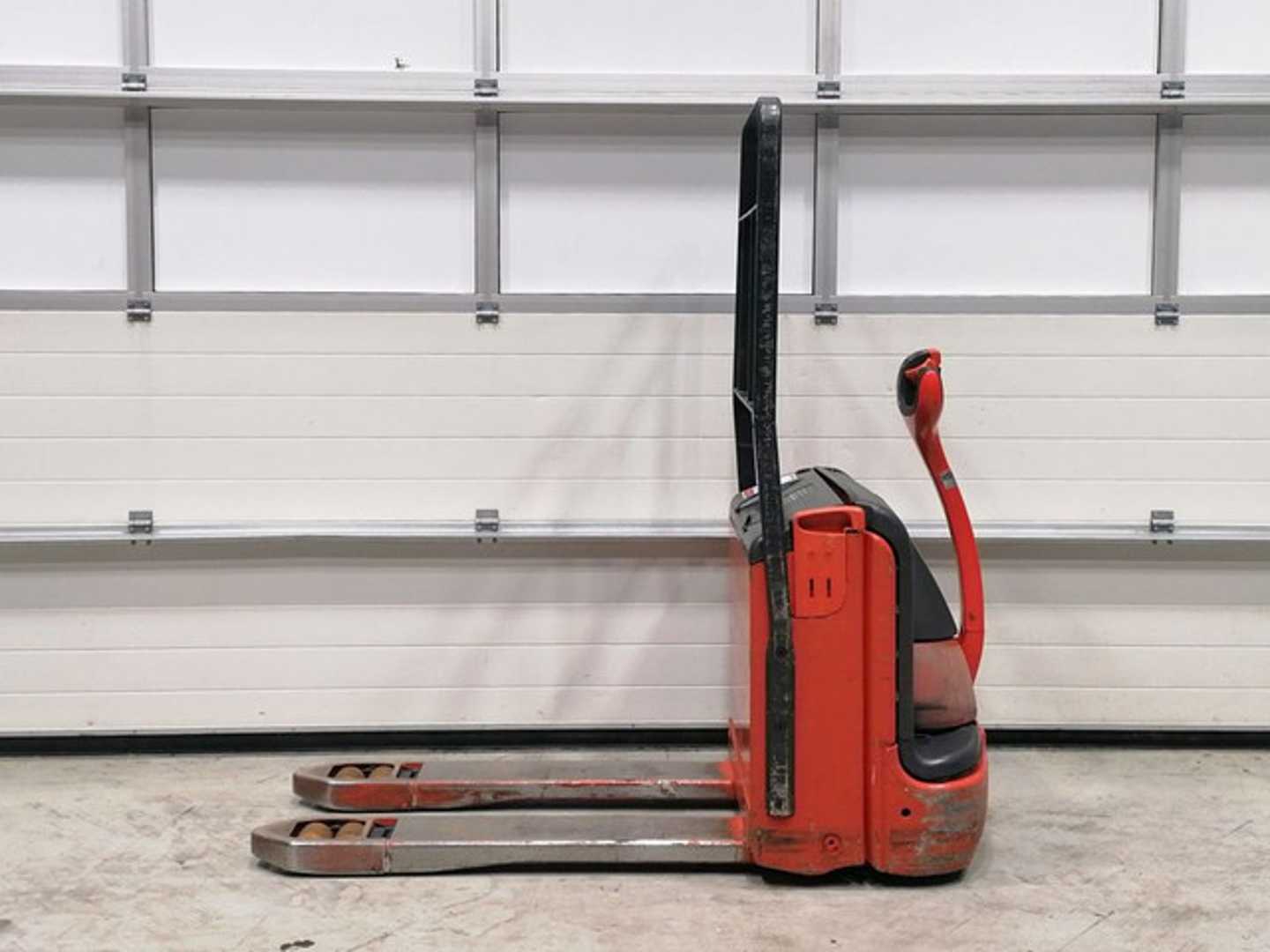 Used Forklift Linde T16 Žemas vežimėlis (pusiau elektrinis) (Image 2) Used Forklift Linde T16 Žemas vežimėlis (pusiau elektrinis) (Image 2)