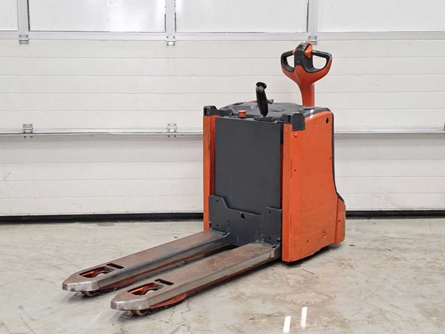 Used Forklift Linde T16L Žemas vežimėlis (pusiau elektrinis) (Image 1) Used Forklift Linde T16L Žemas vežimėlis (pusiau elektrinis) (Image 1)