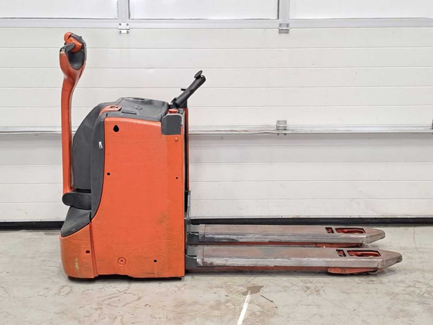 Used Forklift Linde T16L Žemas vežimėlis (pusiau elektrinis) (Image 5) Used Forklift Linde T16L Žemas vežimėlis (pusiau elektrinis) (Image 5)
