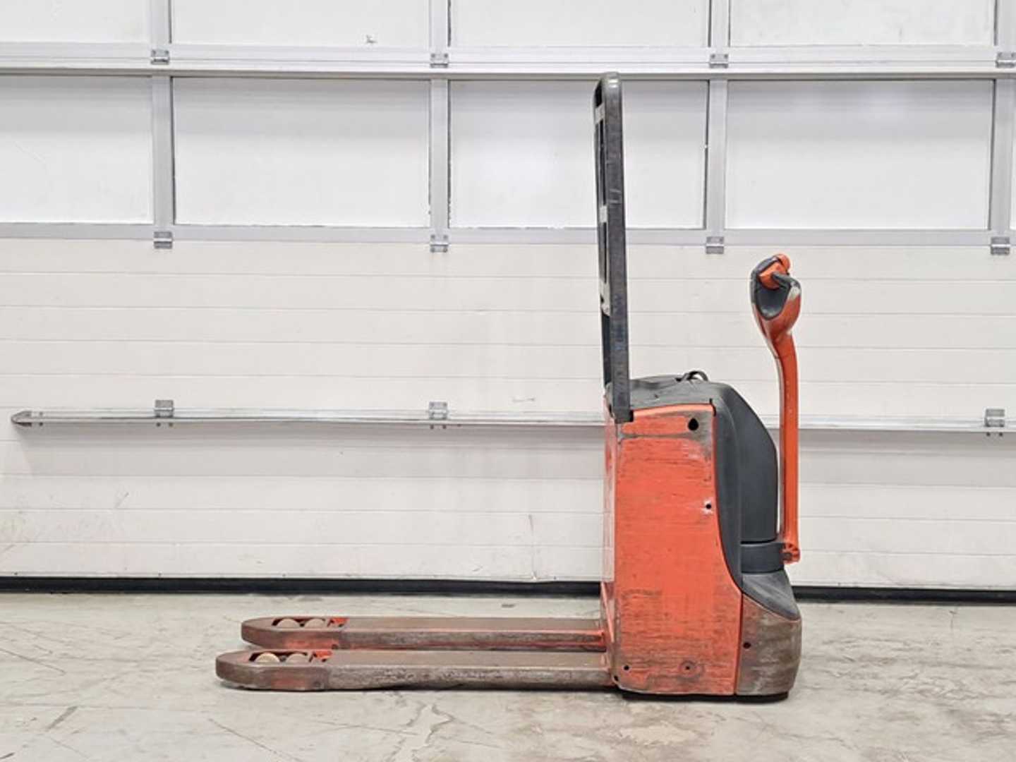 Used Forklift Linde T16 Žemas vežimėlis (pusiau elektrinis) (Image 2) Used Forklift Linde T16 Žemas vežimėlis (pusiau elektrinis) (Image 2)