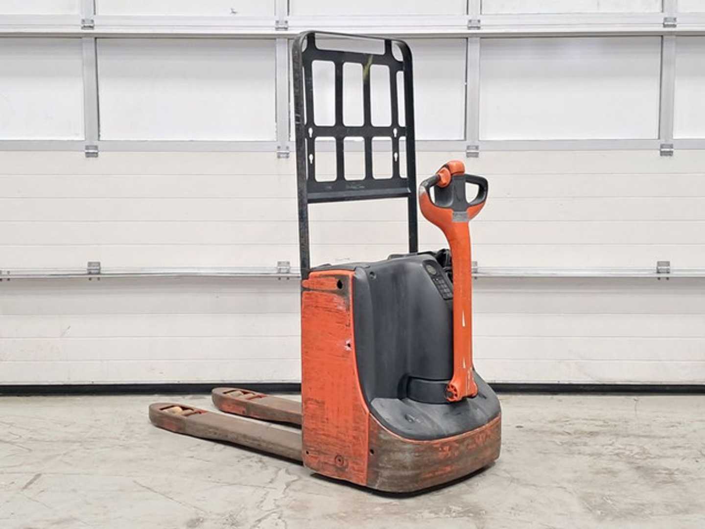 Used Forklift Linde T16 Žemas vežimėlis (pusiau elektrinis) (Image 3) Used Forklift Linde T16 Žemas vežimėlis (pusiau elektrinis) (Image 3)