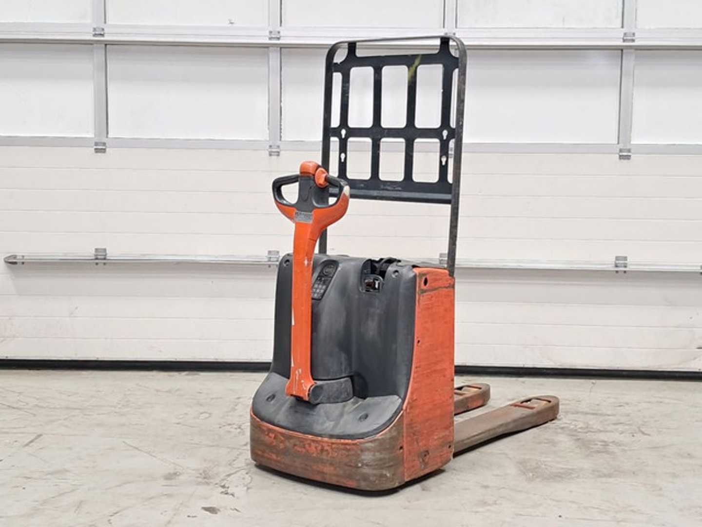 Used Forklift Linde T16 Žemas vežimėlis (pusiau elektrinis) (Image 4) Used Forklift Linde T16 Žemas vežimėlis (pusiau elektrinis) (Image 4)