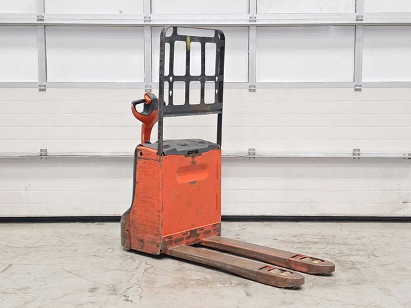 Used Forklift Linde T16 Žemas vežimėlis (pusiau elektrinis) (Image 5) Used Forklift Linde T16 Žemas vežimėlis (pusiau elektrinis) (Image 5)