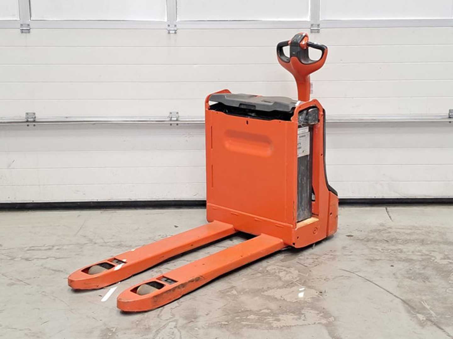 Used Forklift Linde T16 Žemas vežimėlis (pusiau elektrinis) (Image 1) Used Forklift Linde T16 Žemas vežimėlis (pusiau elektrinis) (Image 1)