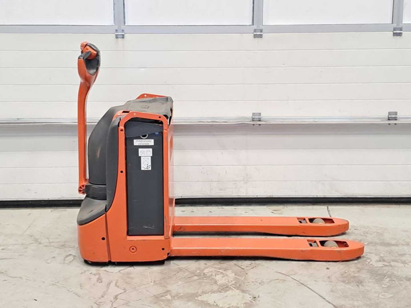 Used Forklift Linde T16 Žemas vežimėlis (pusiau elektrinis) (Image 5) Used Forklift Linde T16 Žemas vežimėlis (pusiau elektrinis) (Image 5)