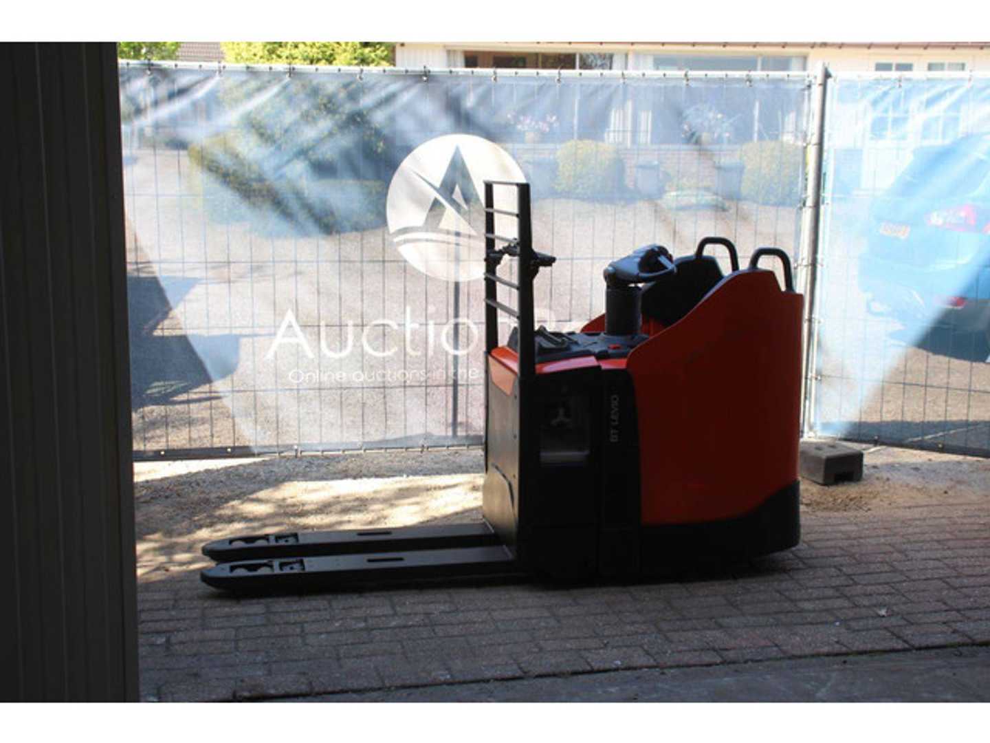 Used Forklift Toyota LPE250 Žemas vežimėlis (pusiau elektrinis) (Image 1)