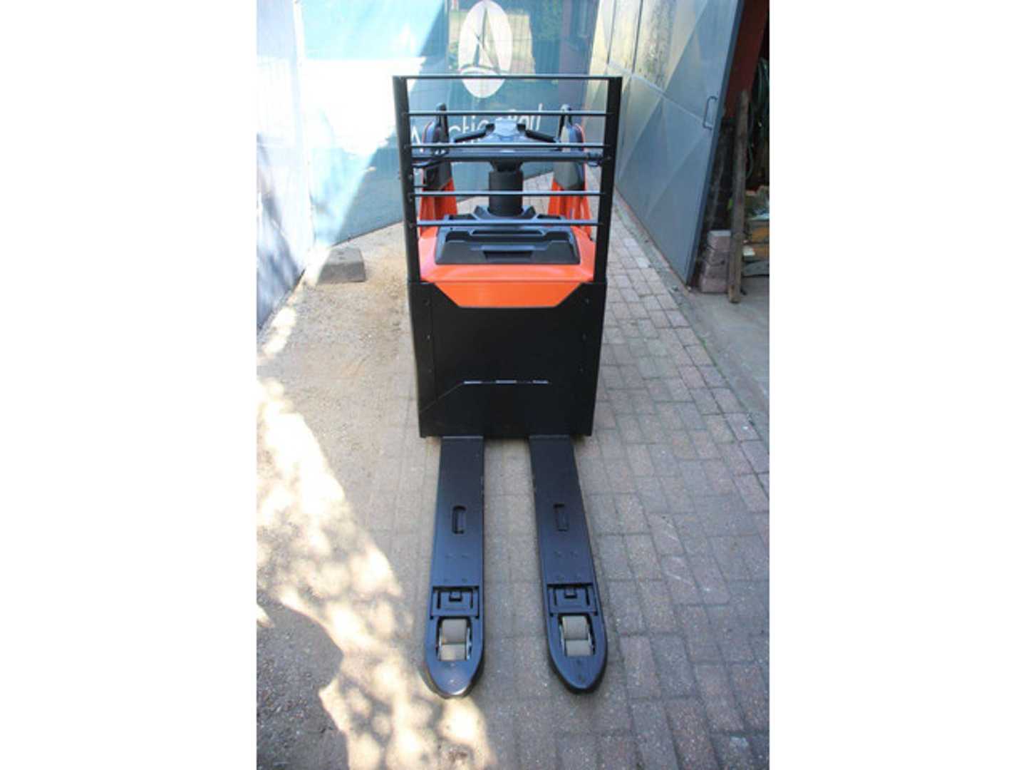 Used Forklift Toyota LPE250 Žemas vežimėlis (pusiau elektrinis) (Image 7)