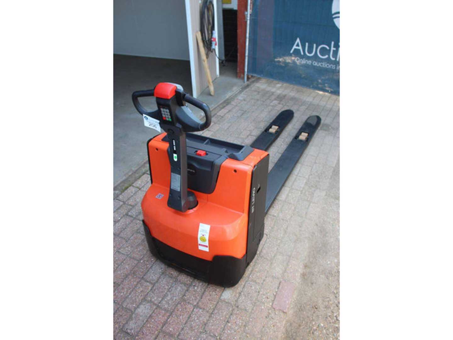 Used Forklift Toyota LWE200 Žemas vežimėlis (pusiau elektrinis) (Image 5)