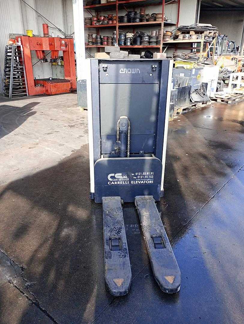 Used Forklift Crown GPC 2040 FI/PI Žemo kėlimo krautuvas (< 2,5 m) (Image 3) Used Forklift Crown GPC 2040 FI/PI Žemo kėlimo krautuvas (< 2,5 m) (Image 3)