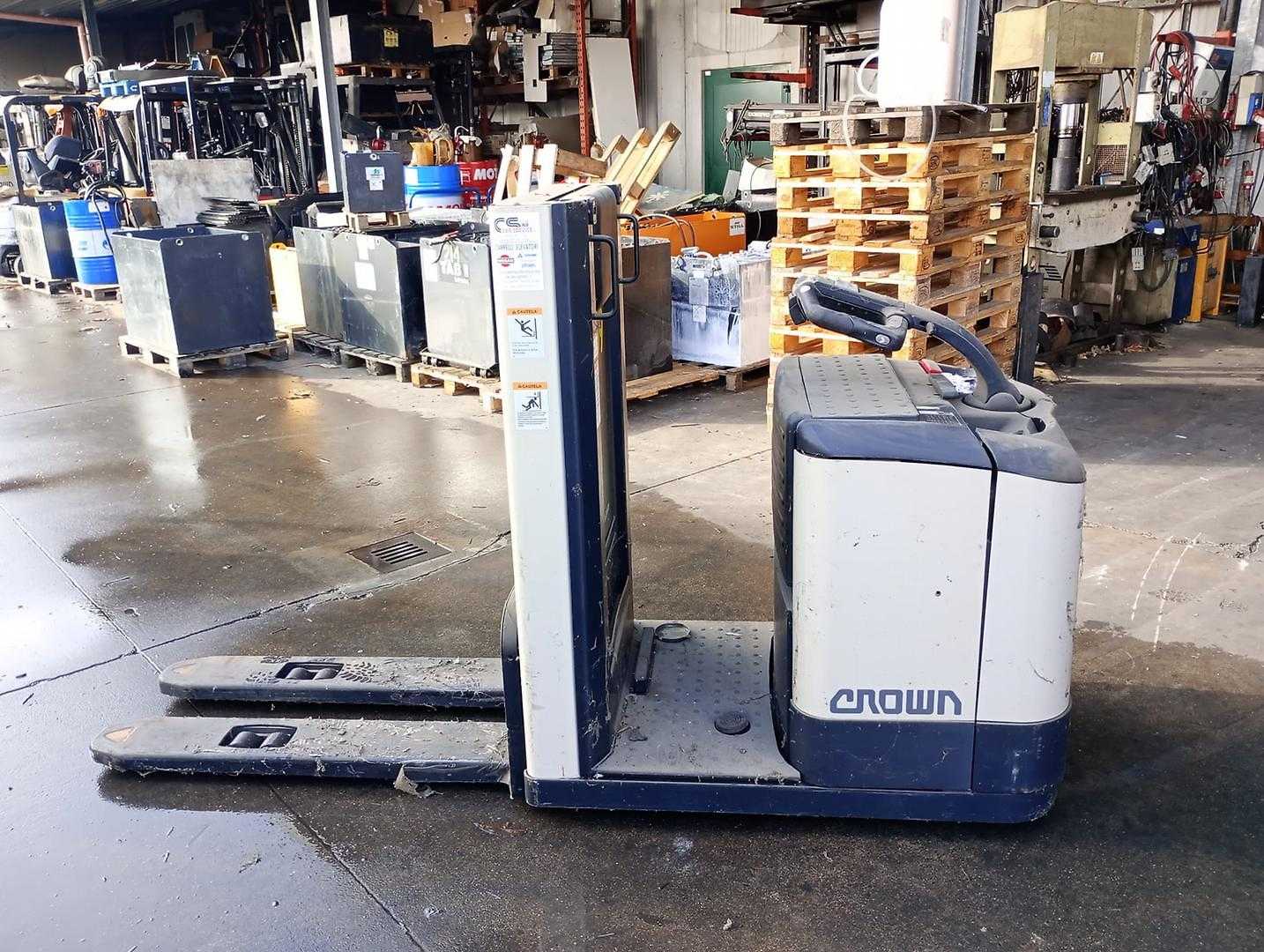 Used Forklift Crown GPC 2040 FI/PI Žemo kėlimo krautuvas (< 2,5 m) (Image 4) Used Forklift Crown GPC 2040 FI/PI Žemo kėlimo krautuvas (< 2,5 m) (Image 4)