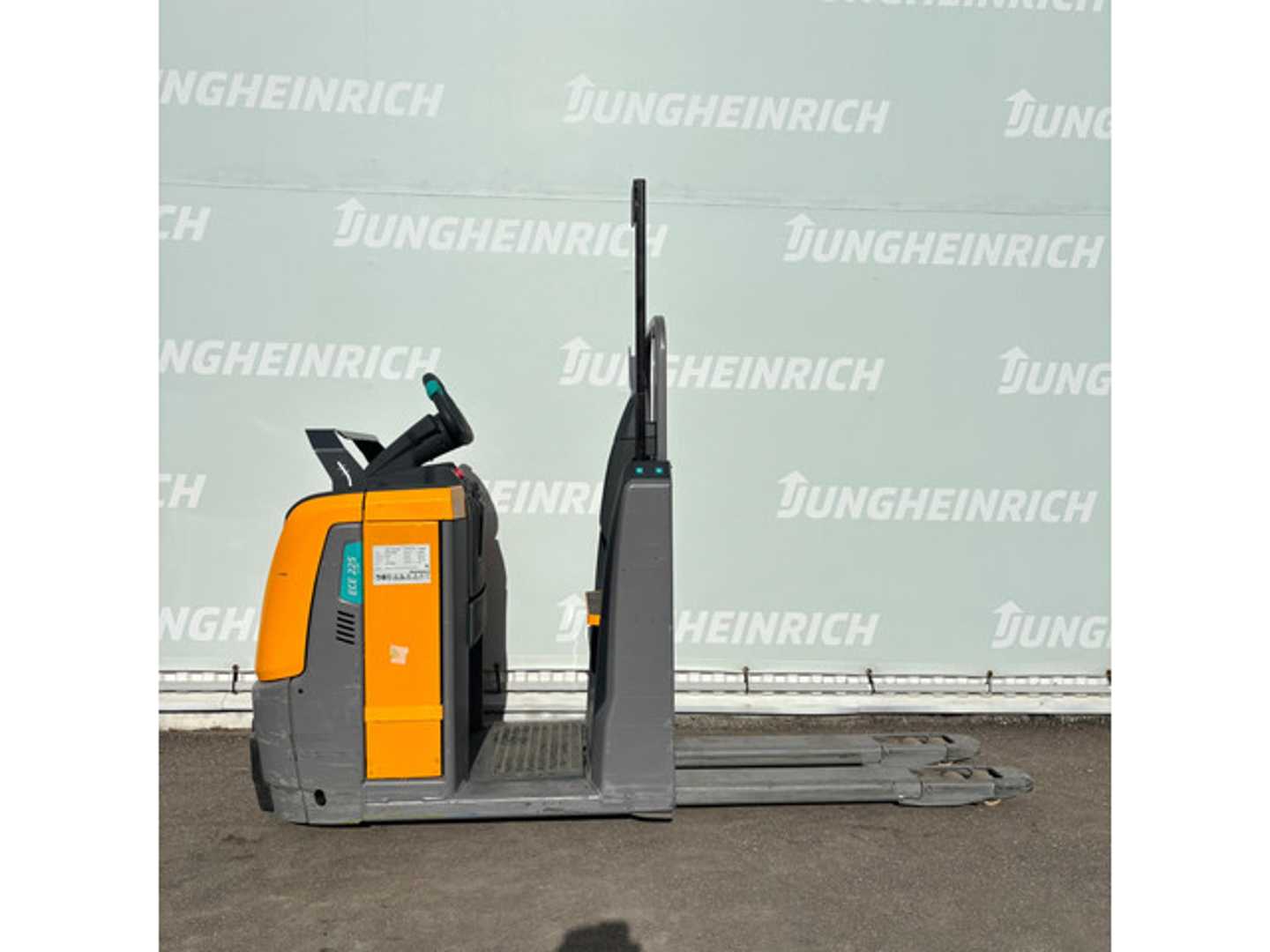 Used Forklift Jungheinrich ECE 225 1150mm Žemo kėlimo krautuvas (< 2,5 m) (Image 2) Used Forklift Jungheinrich ECE 225 1150mm Žemo kėlimo krautuvas (< 2,5 m) (Image 2)