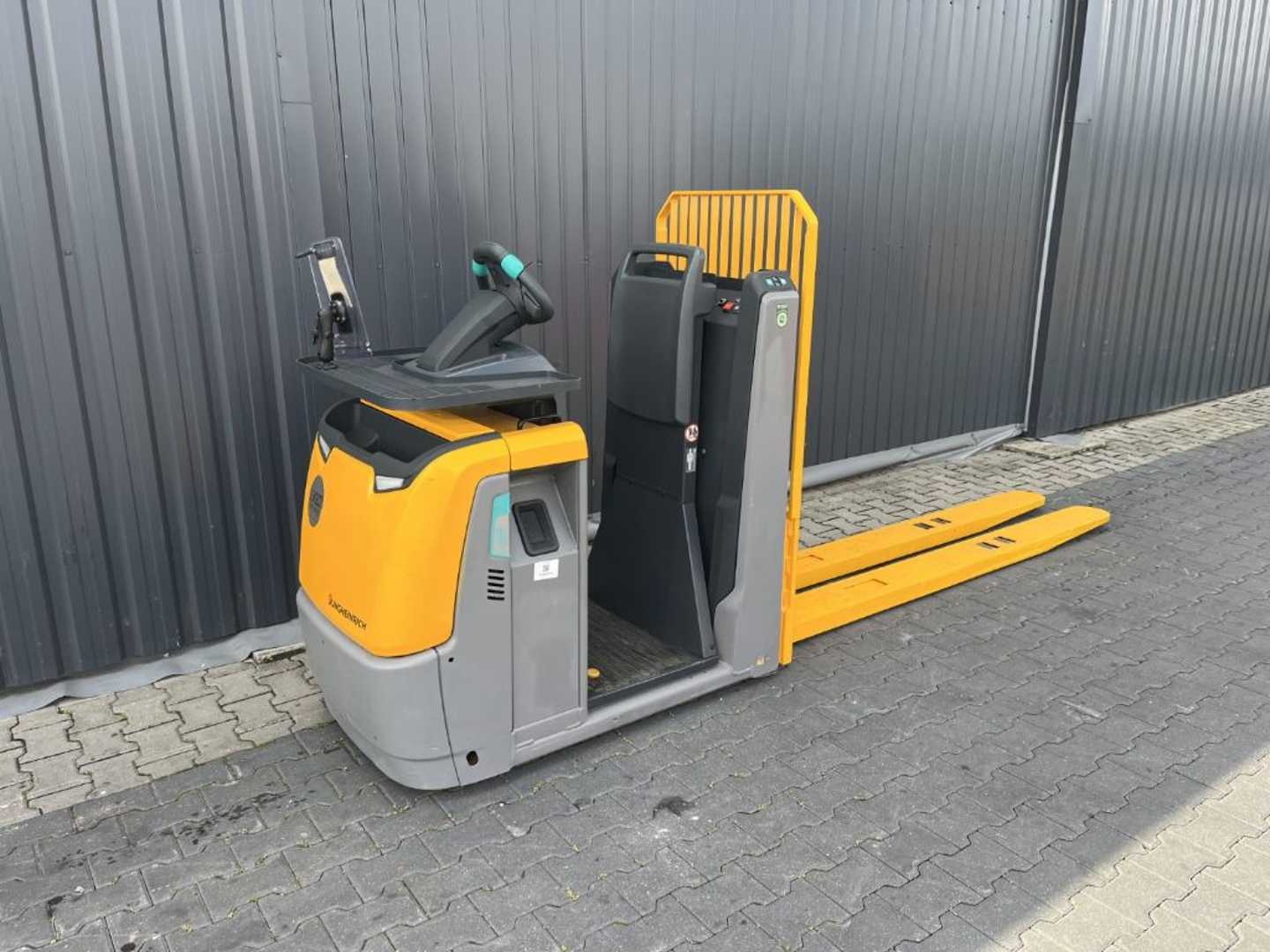 Used Forklift Jungheinrich ECE320 Žemo kėlimo krautuvas (< 2,5 m) (Image 1) Used Forklift Jungheinrich ECE320 Žemo kėlimo krautuvas (< 2,5 m) (Image 1)