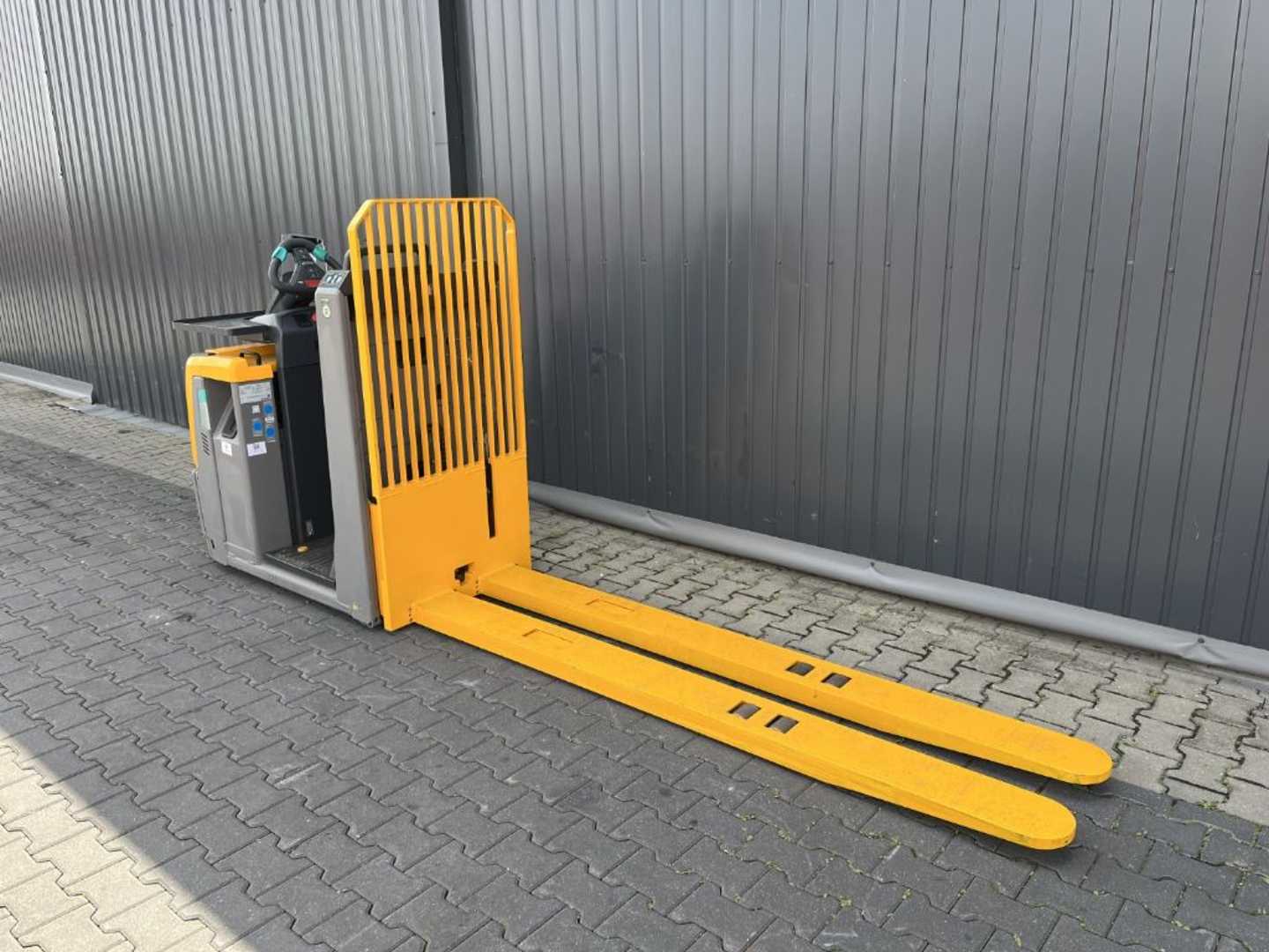Used Forklift Jungheinrich ECE320 Žemo kėlimo krautuvas (< 2,5 m) (Image 3) Used Forklift Jungheinrich ECE320 Žemo kėlimo krautuvas (< 2,5 m) (Image 3)