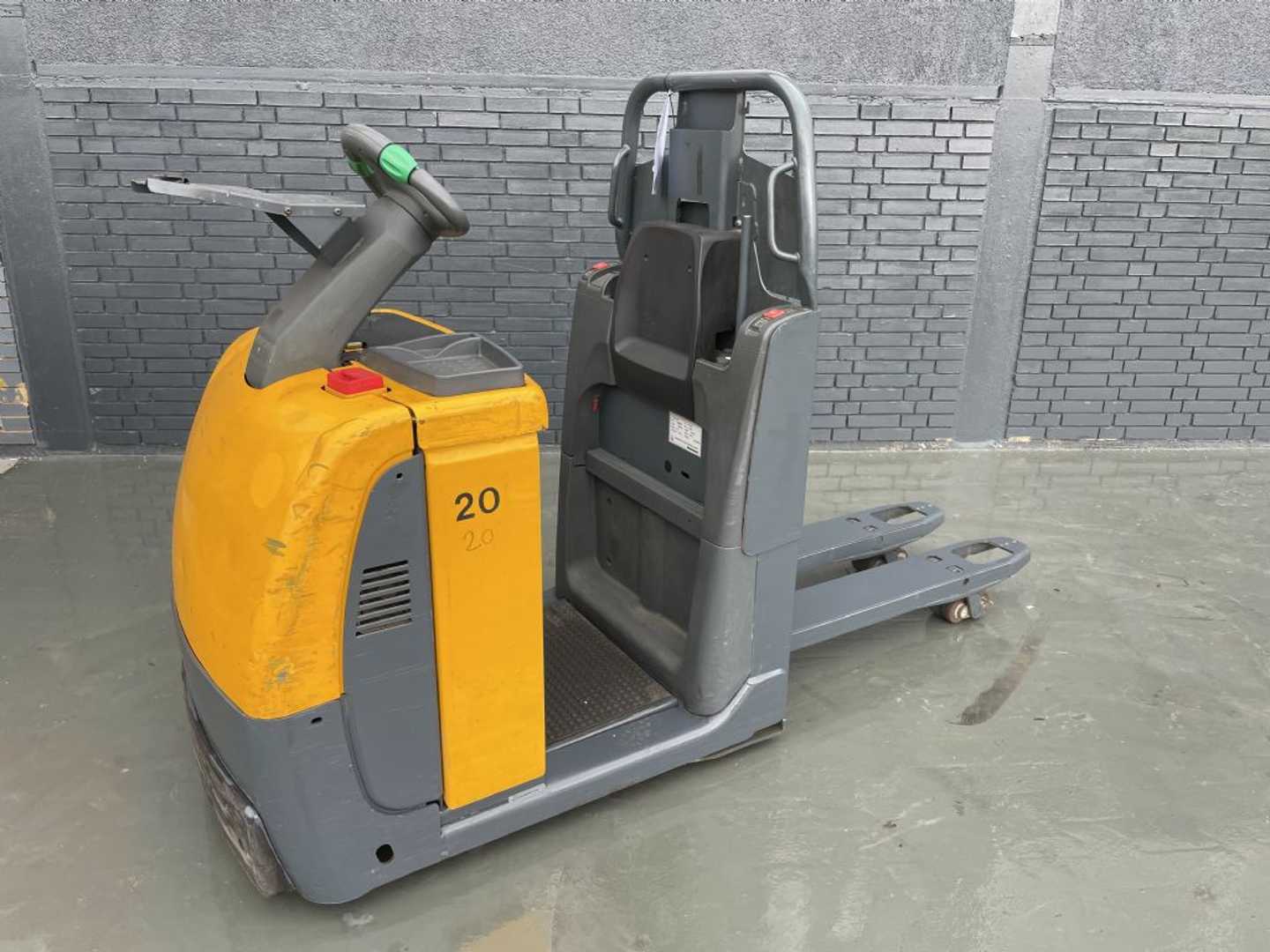 Used Forklift Jungheinrich ECE 220 Baujahr 2007 Stunden 8038 / Akku 2016 Žemo kėlimo krautuvas (< 2,5 m) (Image 2) Used Forklift Jungheinrich ECE 220 Baujahr 2007 Stunden 8038 / Akku 2016 Žemo kėlimo krautuvas (< 2,5 m) (Image 2)