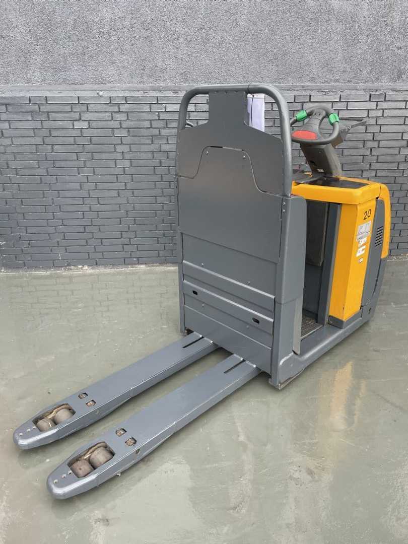 Used Forklift Jungheinrich ECE 220 Baujahr 2007 Stunden 8038 / Akku 2016 Žemo kėlimo krautuvas (< 2,5 m) (Image 3) Used Forklift Jungheinrich ECE 220 Baujahr 2007 Stunden 8038 / Akku 2016 Žemo kėlimo krautuvas (< 2,5 m) (Image 3)