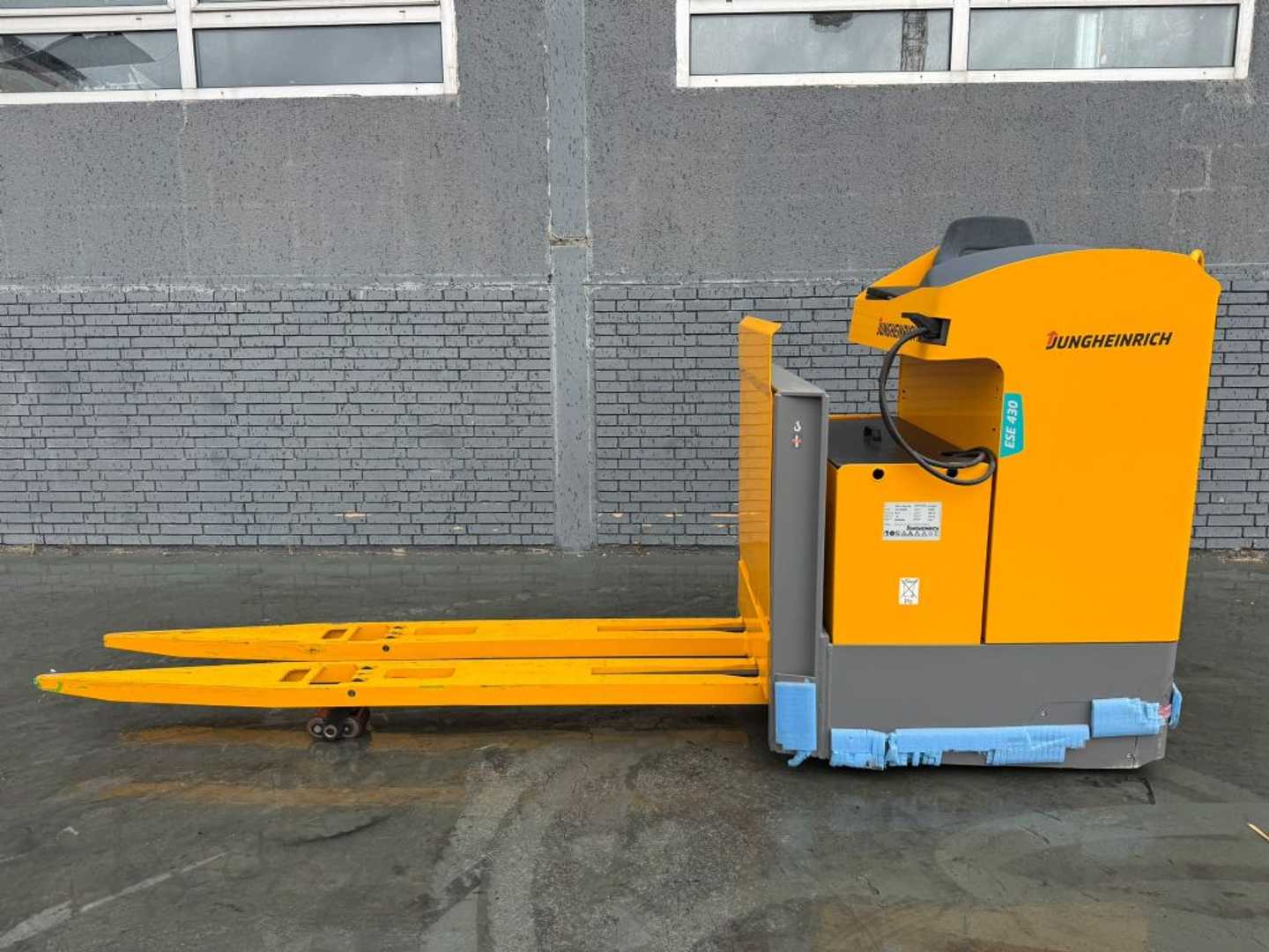 Used Forklift Jungheinrich ESE 430 Baujahr 2021Nur 3 stunden Neuwertig Žemo kėlimo krautuvas (< 2,5 m) (Image 1) Used Forklift Jungheinrich ESE 430 Baujahr 2021Nur 3 stunden Neuwertig Žemo kėlimo krautuvas (< 2,5 m) (Image 1)
