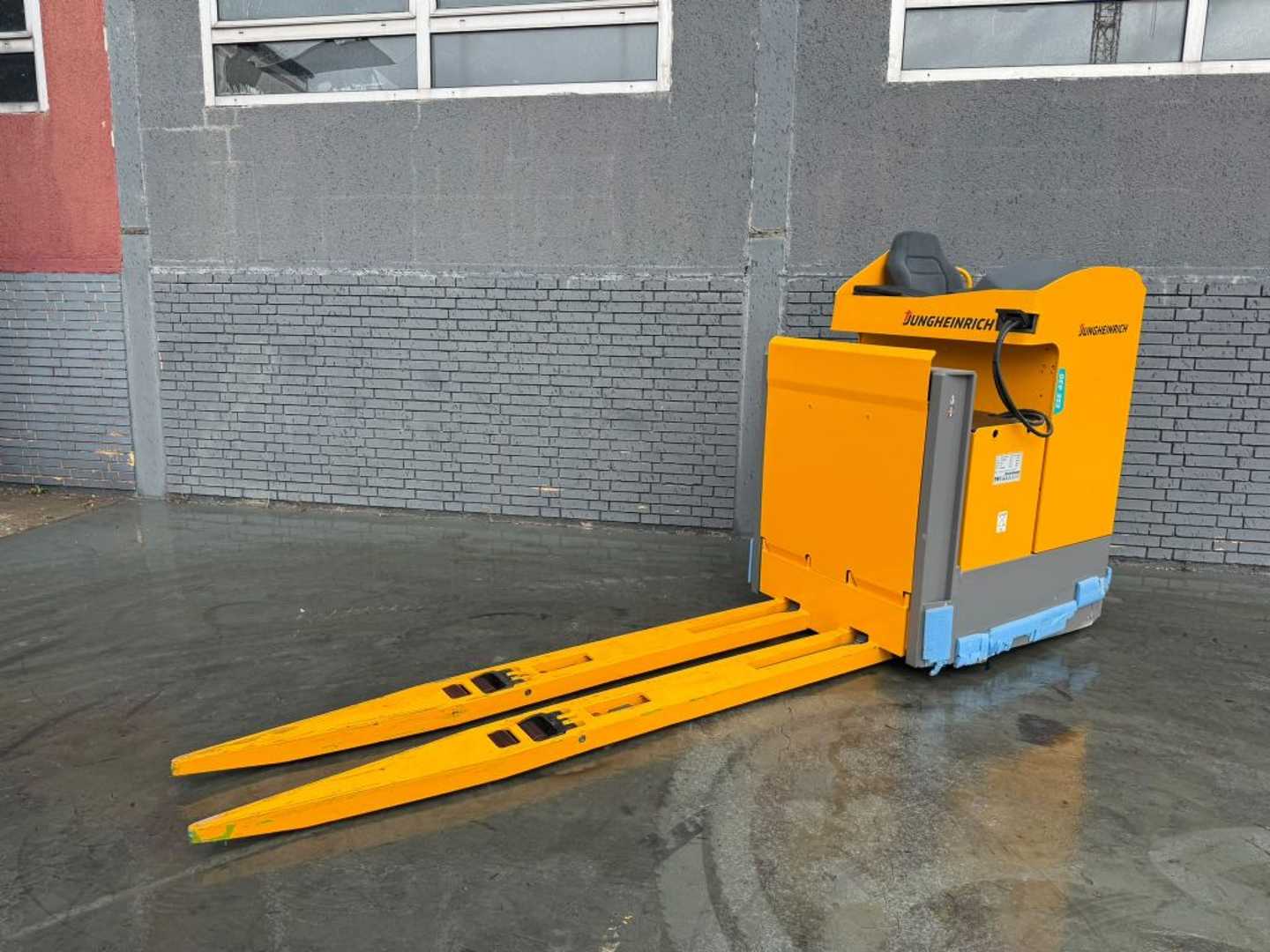 Used Forklift Jungheinrich ESE 430 Baujahr 2021Nur 3 stunden Neuwertig Žemo kėlimo krautuvas (< 2,5 m) (Image 2) Used Forklift Jungheinrich ESE 430 Baujahr 2021Nur 3 stunden Neuwertig Žemo kėlimo krautuvas (< 2,5 m) (Image 2)