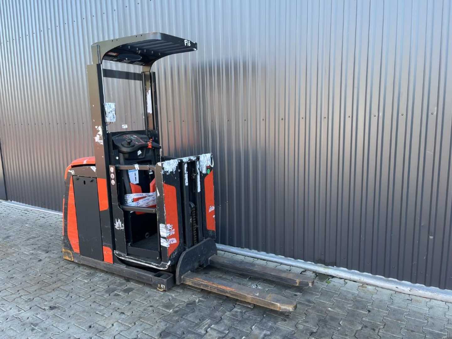 Used Forklift Linde V10 Žemo kėlimo krautuvas (< 2,5 m) (Image 3) Used Forklift Linde V10 Žemo kėlimo krautuvas (< 2,5 m) (Image 3)