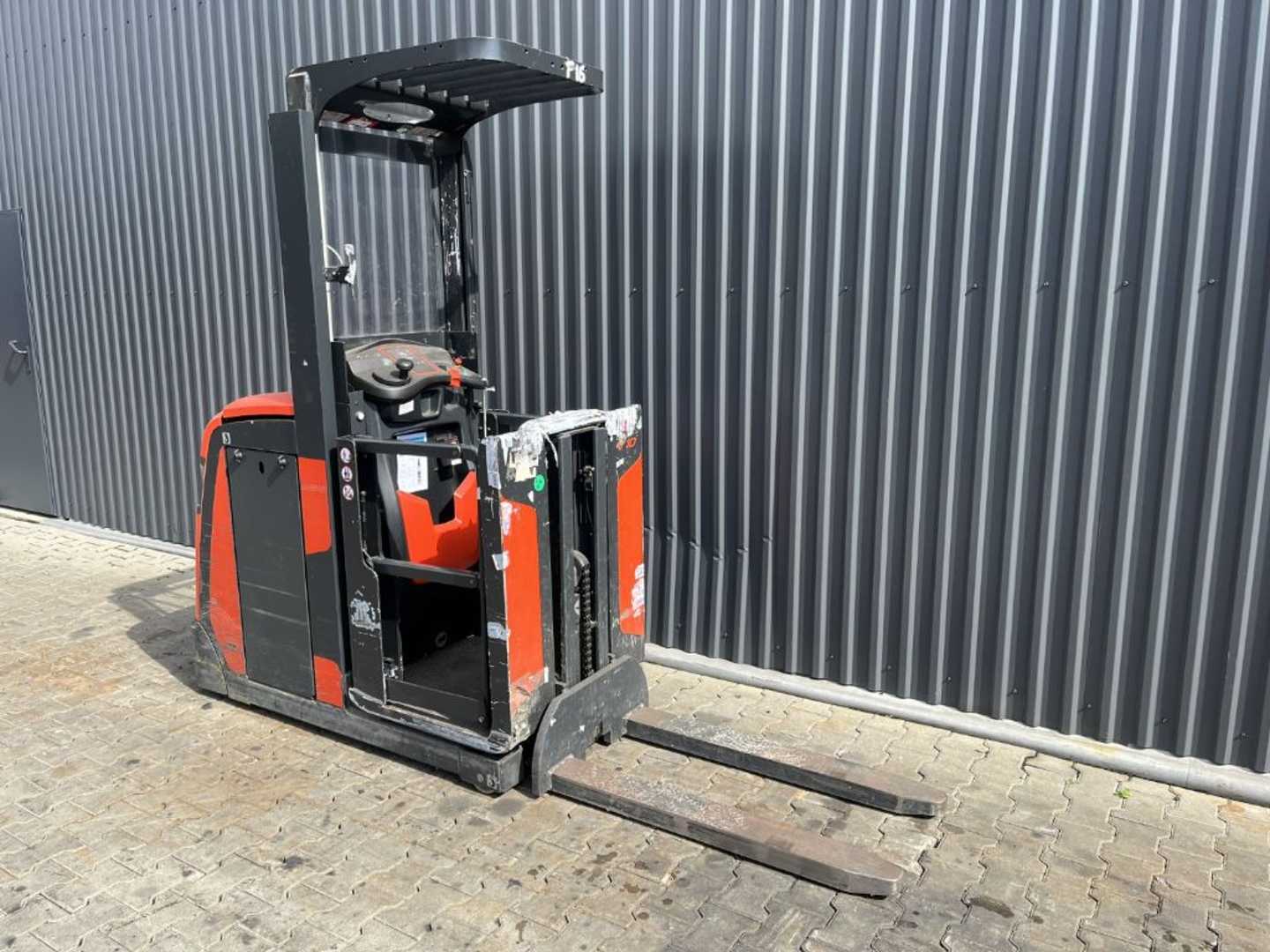 Used Forklift Linde V10 Žemo kėlimo krautuvas (< 2,5 m) (Image 3) Used Forklift Linde V10 Žemo kėlimo krautuvas (< 2,5 m) (Image 3)