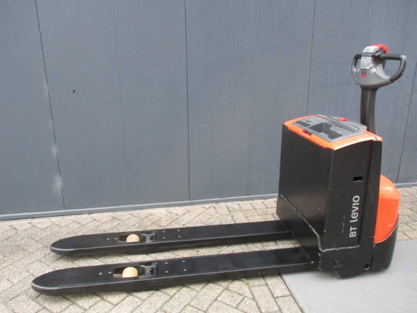 Used Forklift BT LWE 180 Žemo kėlimo krautuvas su grąžulu (Image 2)