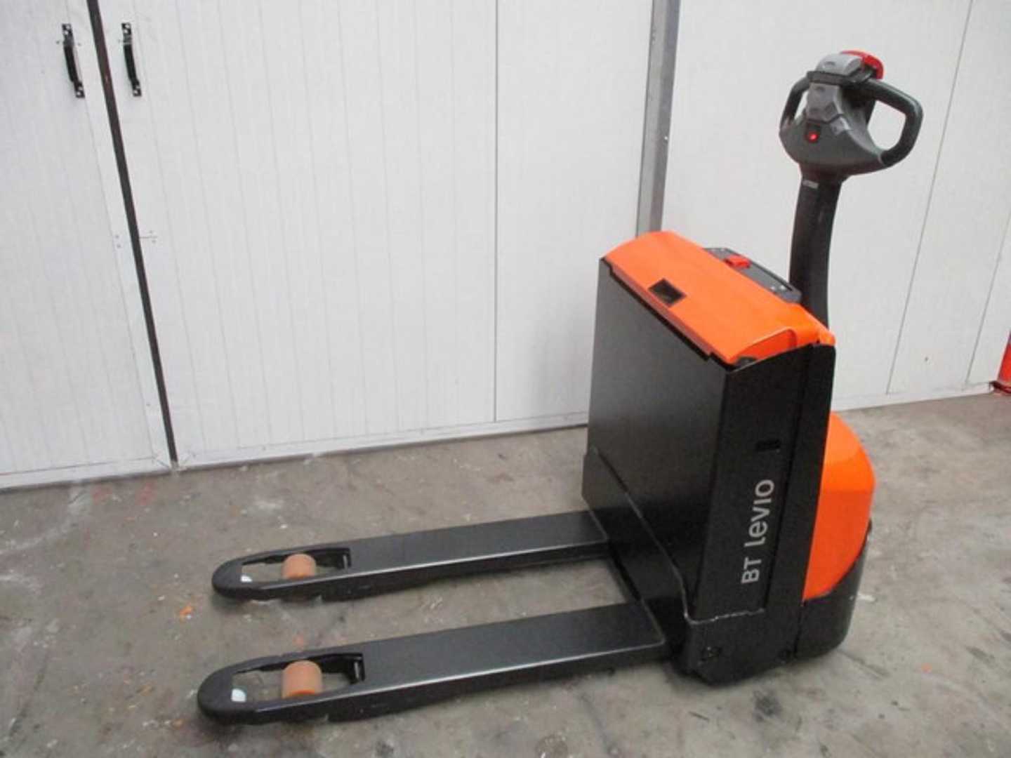 Used Forklift BT LWE140 Žemo kėlimo krautuvas su grąžulu (Image 2) Used Forklift BT LWE140 Žemo kėlimo krautuvas su grąžulu (Image 2)
