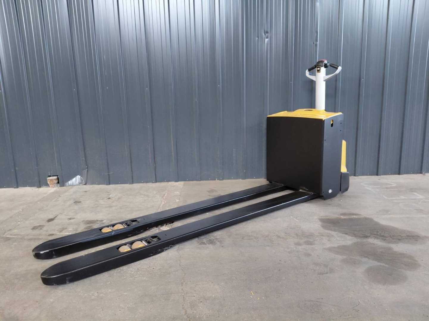 Used Forklift Caterpillar NPP20N2 Žemo kėlimo krautuvas su grąžulu (Image 1) Used Forklift Caterpillar NPP20N2 Žemo kėlimo krautuvas su grąžulu (Image 1)