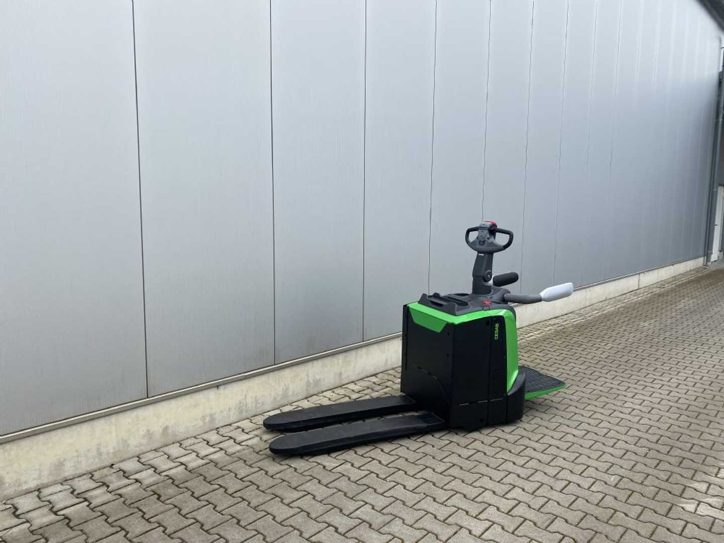 Used Forklift Cesab P320 Žemo kėlimo krautuvas su grąžulu (Image 3) Used Forklift Cesab P320 Žemo kėlimo krautuvas su grąžulu (Image 3)