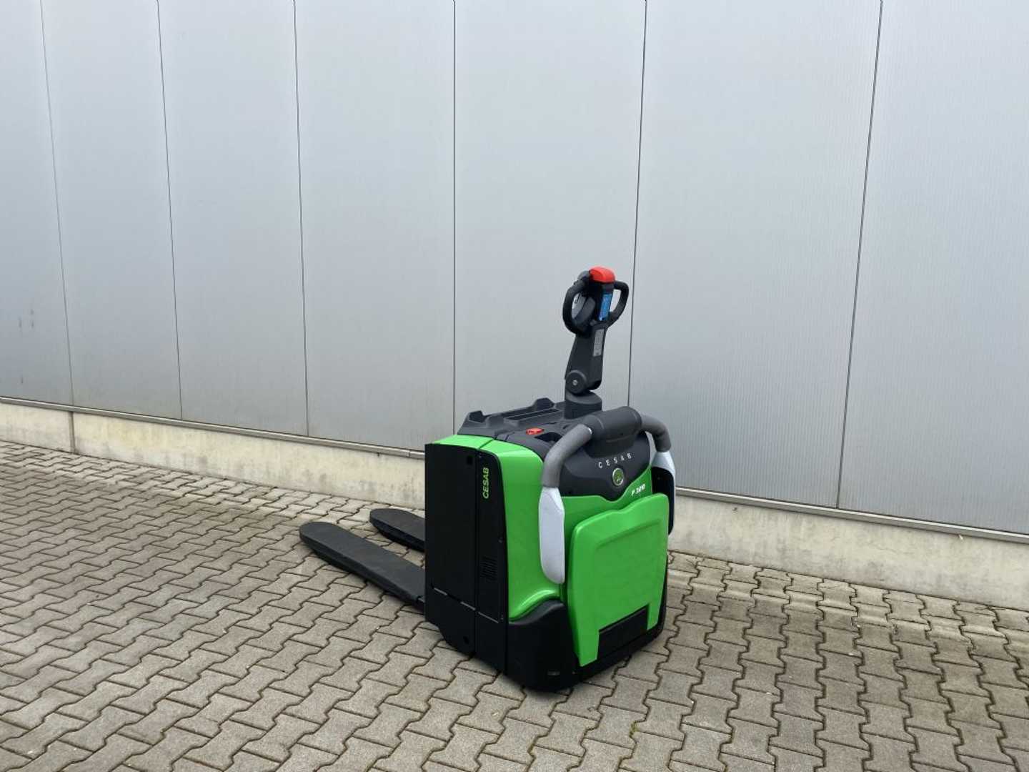 Used Forklift Cesab P320 Žemo kėlimo krautuvas su grąžulu (Image 4) Used Forklift Cesab P320 Žemo kėlimo krautuvas su grąžulu (Image 4)