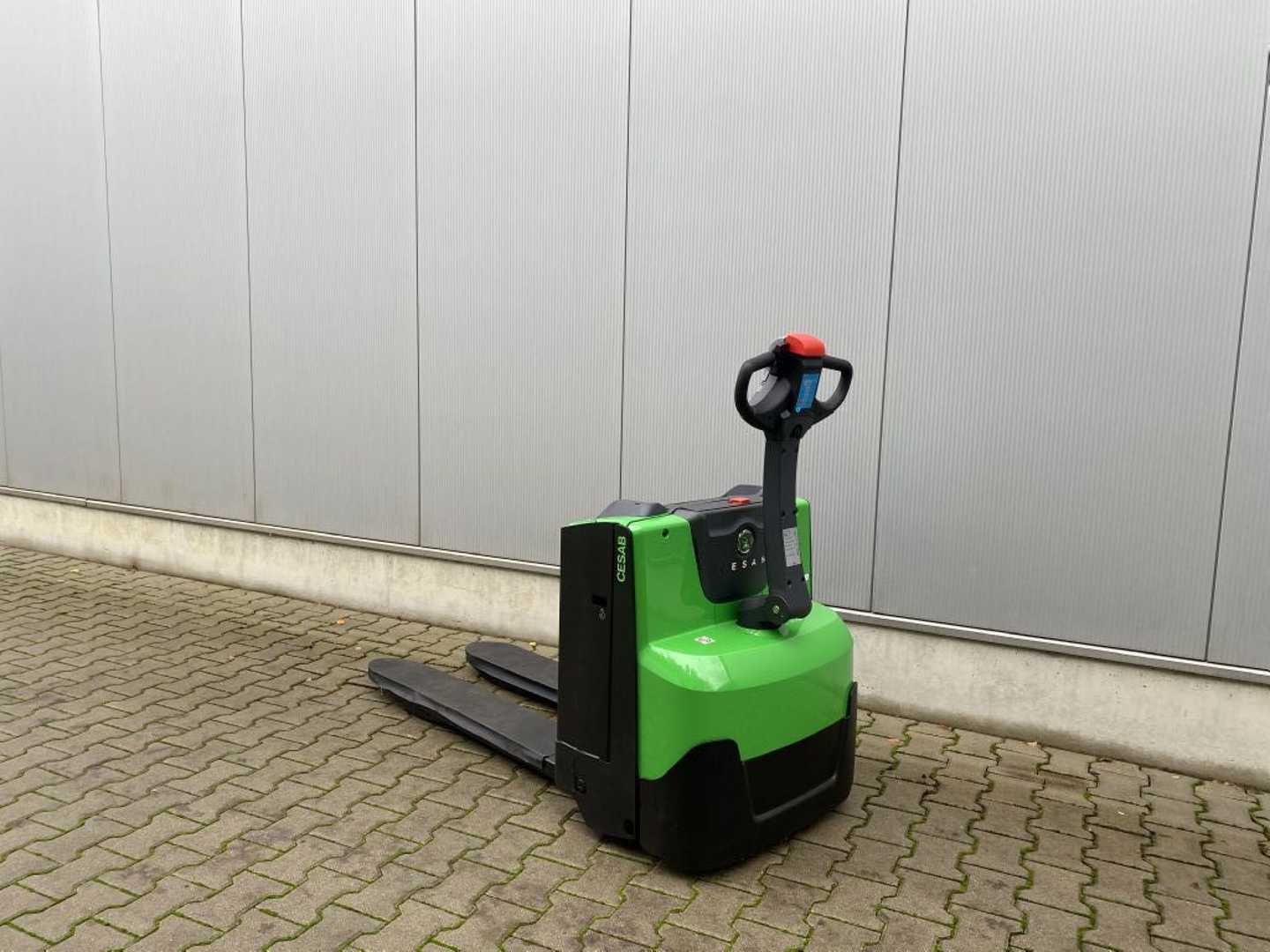 Used Forklift Cesab P218 Žemo kėlimo krautuvas su grąžulu (Image 1) Used Forklift Cesab P218 Žemo kėlimo krautuvas su grąžulu (Image 1)