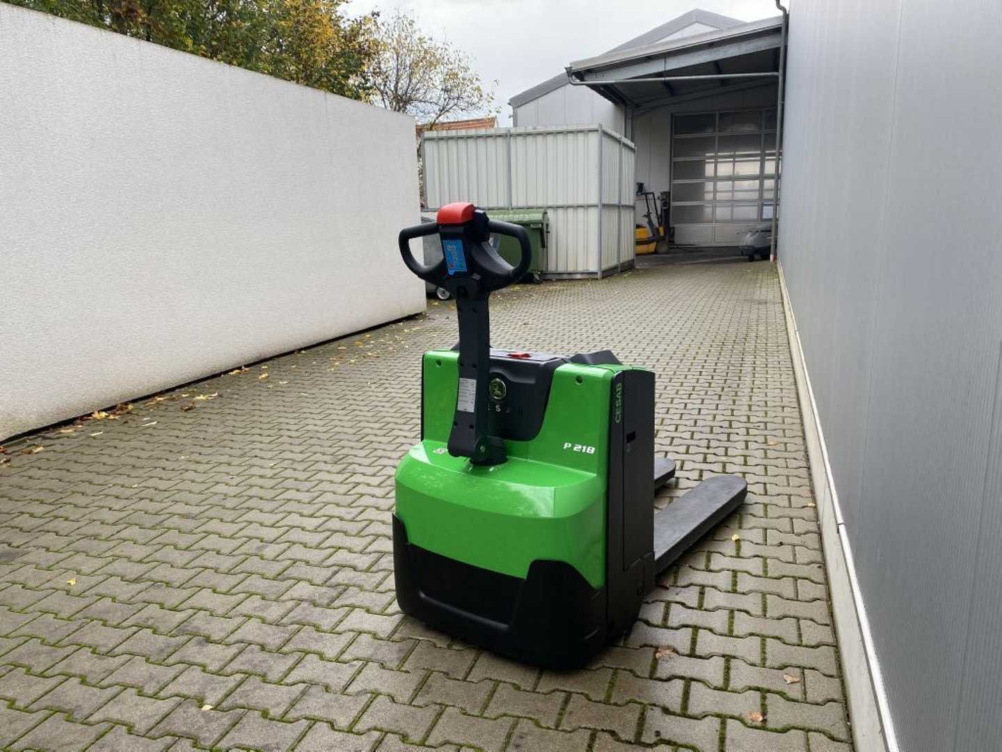 Used Forklift Cesab P218 Žemo kėlimo krautuvas su grąžulu (Image 2) Used Forklift Cesab P218 Žemo kėlimo krautuvas su grąžulu (Image 2)