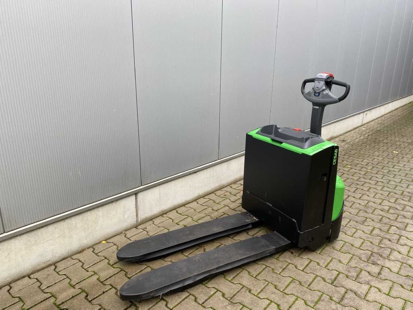 Used Forklift Cesab P218 Žemo kėlimo krautuvas su grąžulu (Image 3) Used Forklift Cesab P218 Žemo kėlimo krautuvas su grąžulu (Image 3)