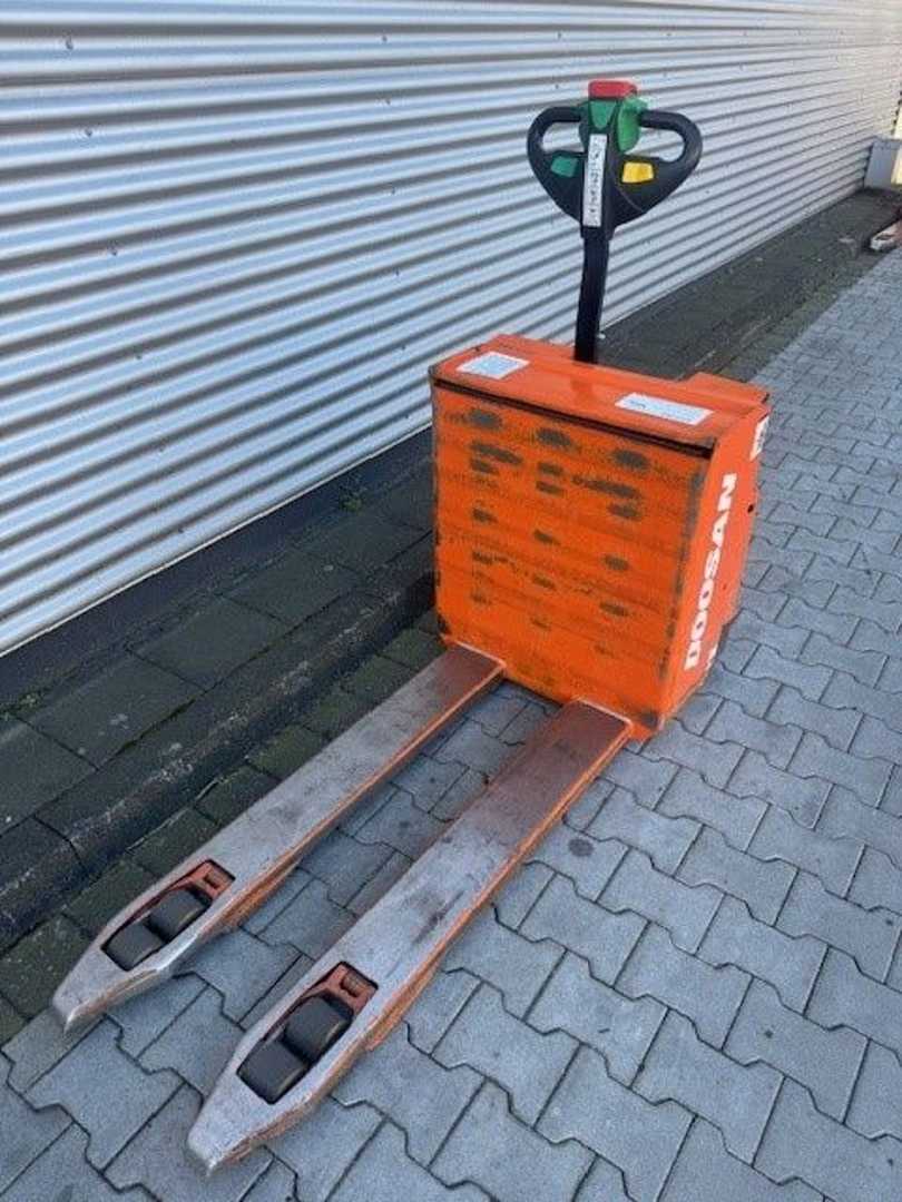 Used Forklift Doosan LEDH 20 Žemo kėlimo krautuvas su grąžulu (Image 2) Used Forklift Doosan LEDH 20 Žemo kėlimo krautuvas su grąžulu (Image 2)
