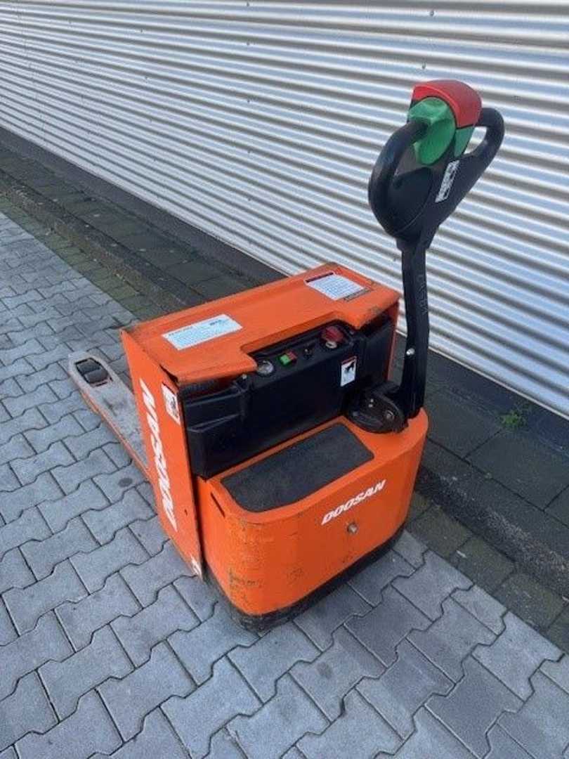 Used Forklift Doosan LEDH 20 Žemo kėlimo krautuvas su grąžulu (Image 3) Used Forklift Doosan LEDH 20 Žemo kėlimo krautuvas su grąžulu (Image 3)