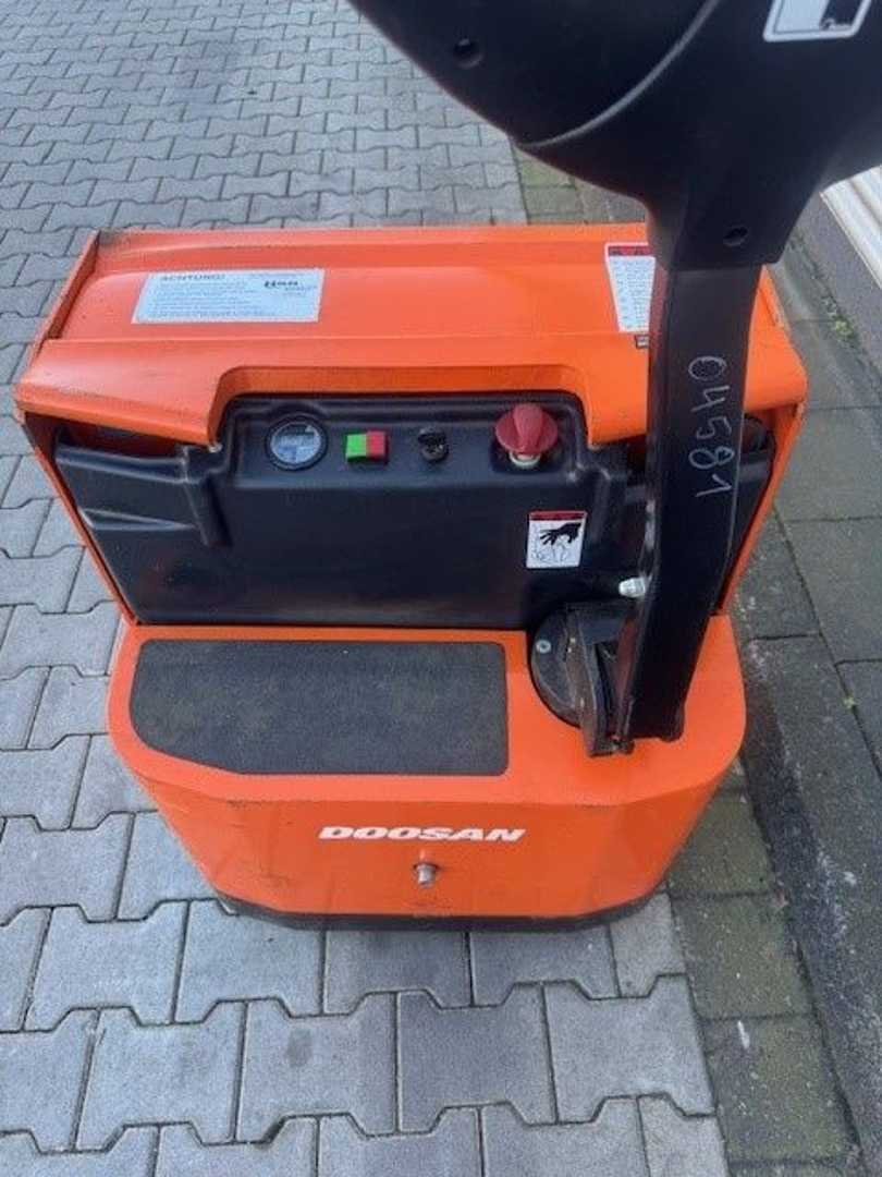 Used Forklift Doosan LEDH 20 Žemo kėlimo krautuvas su grąžulu (Image 4) Used Forklift Doosan LEDH 20 Žemo kėlimo krautuvas su grąžulu (Image 4)