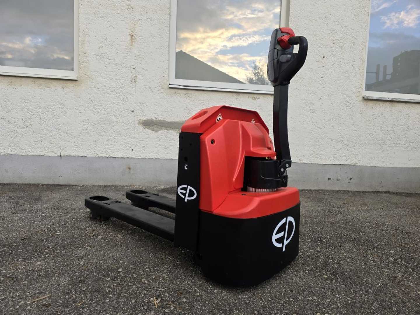 Used Forklift EP WPL 202 Žemo kėlimo krautuvas su grąžulu (Image 1) Used Forklift EP WPL 202 Žemo kėlimo krautuvas su grąžulu (Image 1)