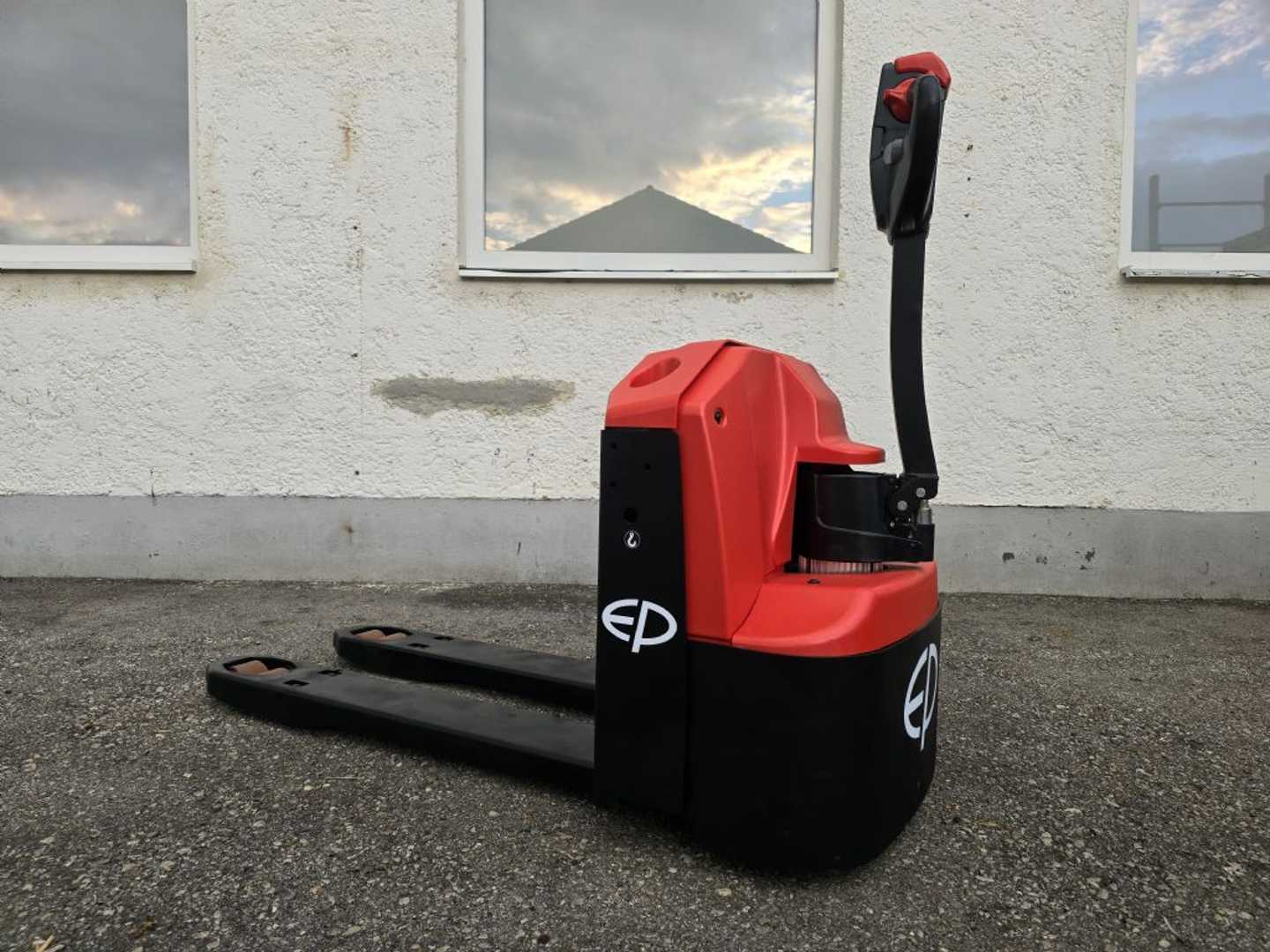 Used Forklift EP WPL 202 Žemo kėlimo krautuvas su grąžulu (Image 3) Used Forklift EP WPL 202 Žemo kėlimo krautuvas su grąžulu (Image 3)