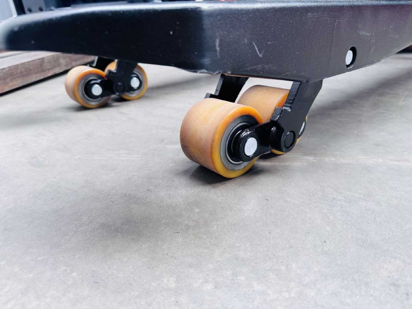 Used Forklift EP EP F4 Niederhubwagen NEU Žemo kėlimo krautuvas su grąžulu (Image 5)