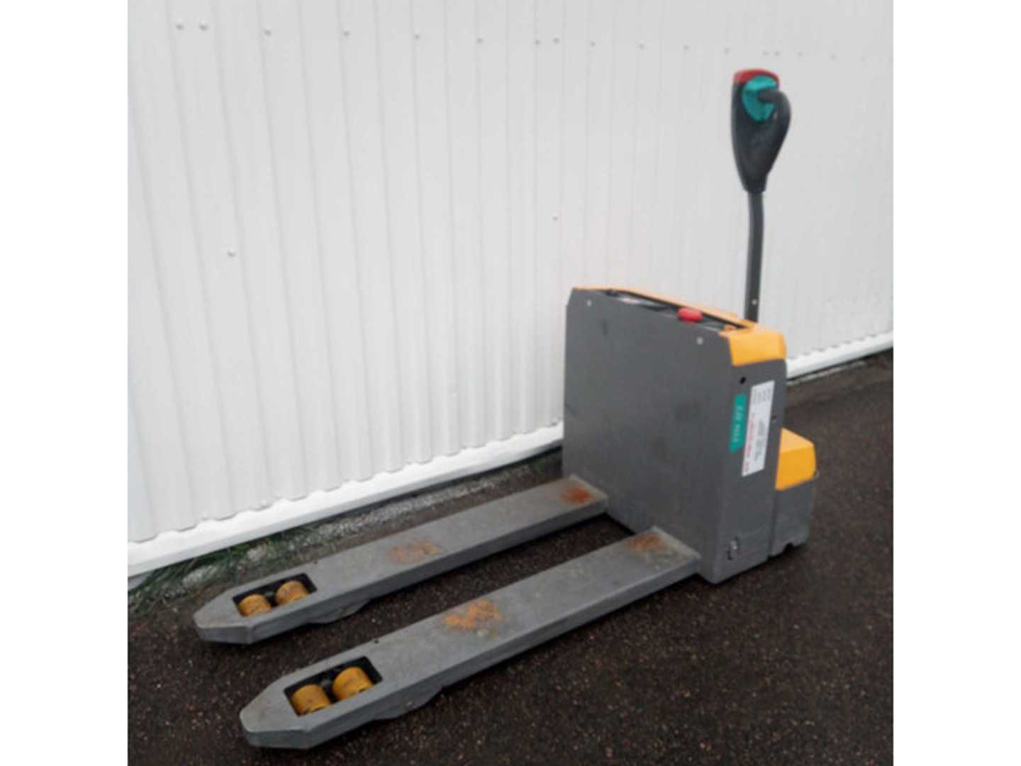 Used Forklift Jungheinrich EJE M15 1150mm Žemo kėlimo krautuvas su grąžulu (Image 3) Used Forklift Jungheinrich EJE M15 1150mm Žemo kėlimo krautuvas su grąžulu (Image 3)
