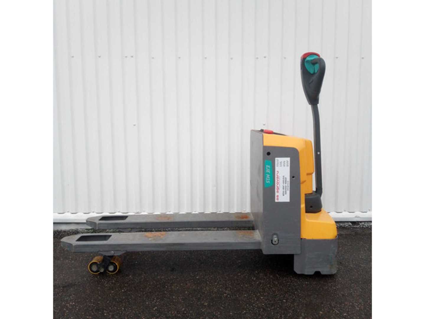 Used Forklift Jungheinrich EJE M15 1150mm Žemo kėlimo krautuvas su grąžulu (Image 4) Used Forklift Jungheinrich EJE M15 1150mm Žemo kėlimo krautuvas su grąžulu (Image 4)
