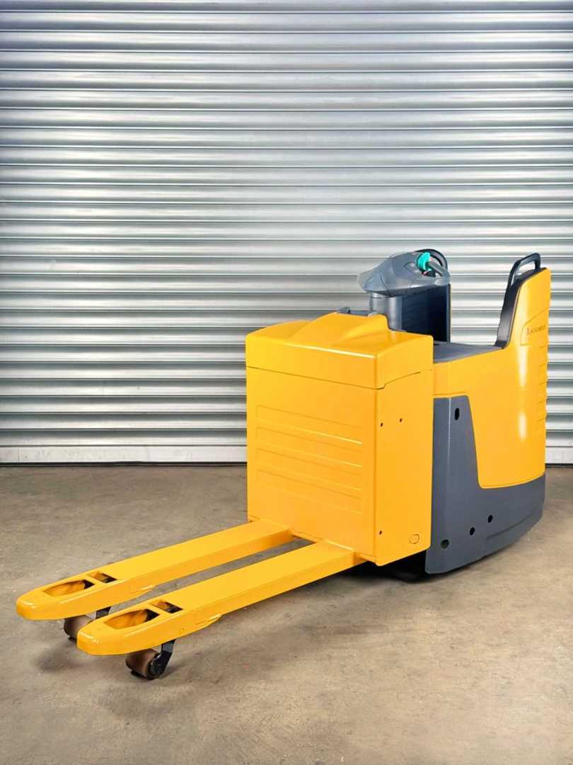 Used Forklift Jungheinrich ERE 225 FP ERE 225 FP - Servcie Neu - Batterie 85% - Garantie Žemo kėlimo krautuvas su grąžulu (Image 1)