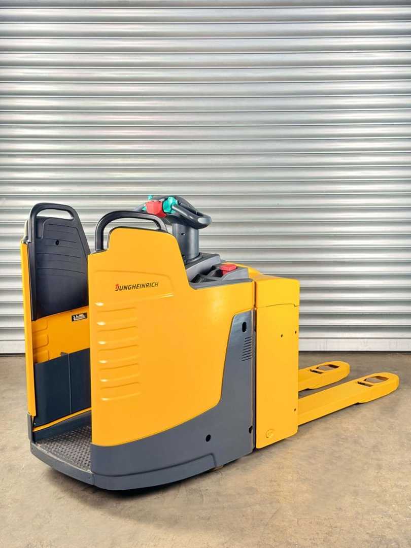 Used Forklift Jungheinrich ERE 225 FP ERE 225 FP - Servcie Neu - Batterie 85% - Garantie Žemo kėlimo krautuvas su grąžulu (Image 4)