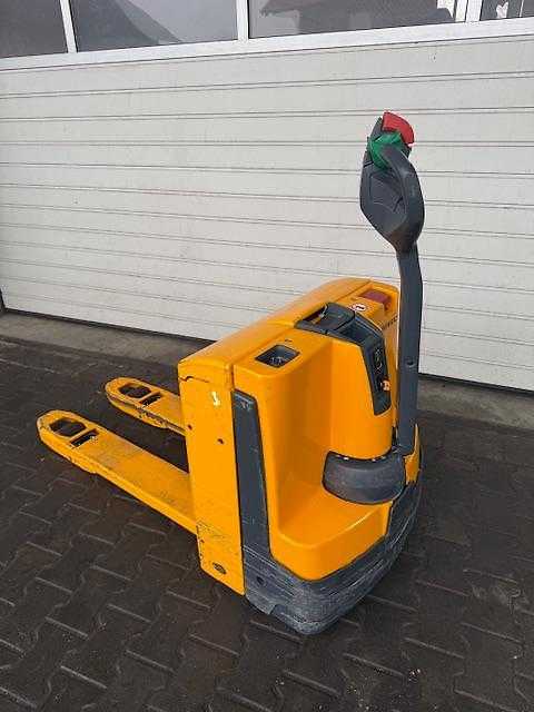Used Forklift Jungheinrich EJE116 Žemo kėlimo krautuvas su grąžulu (Image 1) Used Forklift Jungheinrich EJE116 Žemo kėlimo krautuvas su grąžulu (Image 1)